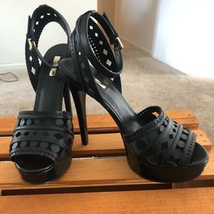Basically New Size 8 Black Guess heels